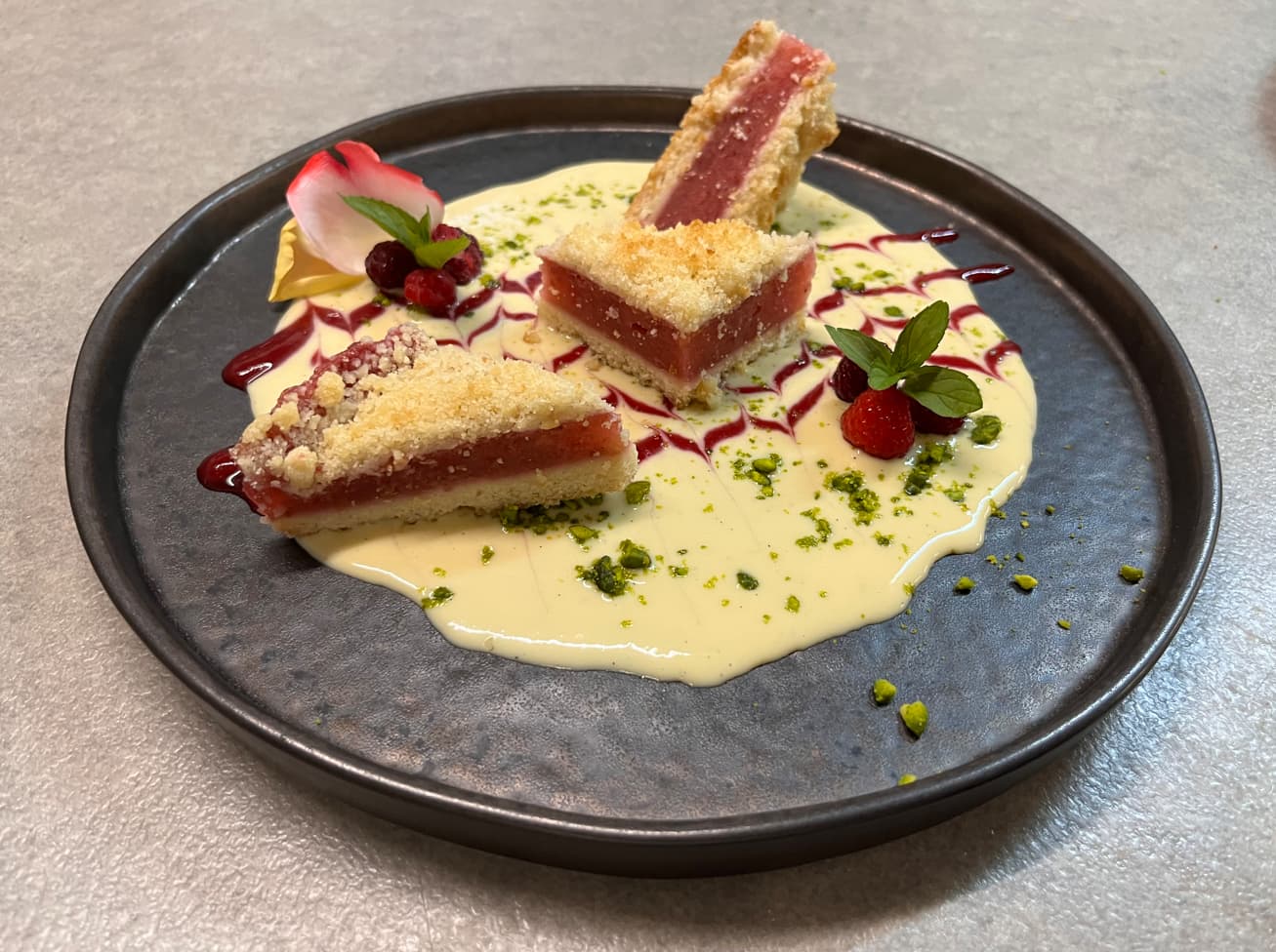 entremet à la framboise sur un lit de crème anglaise