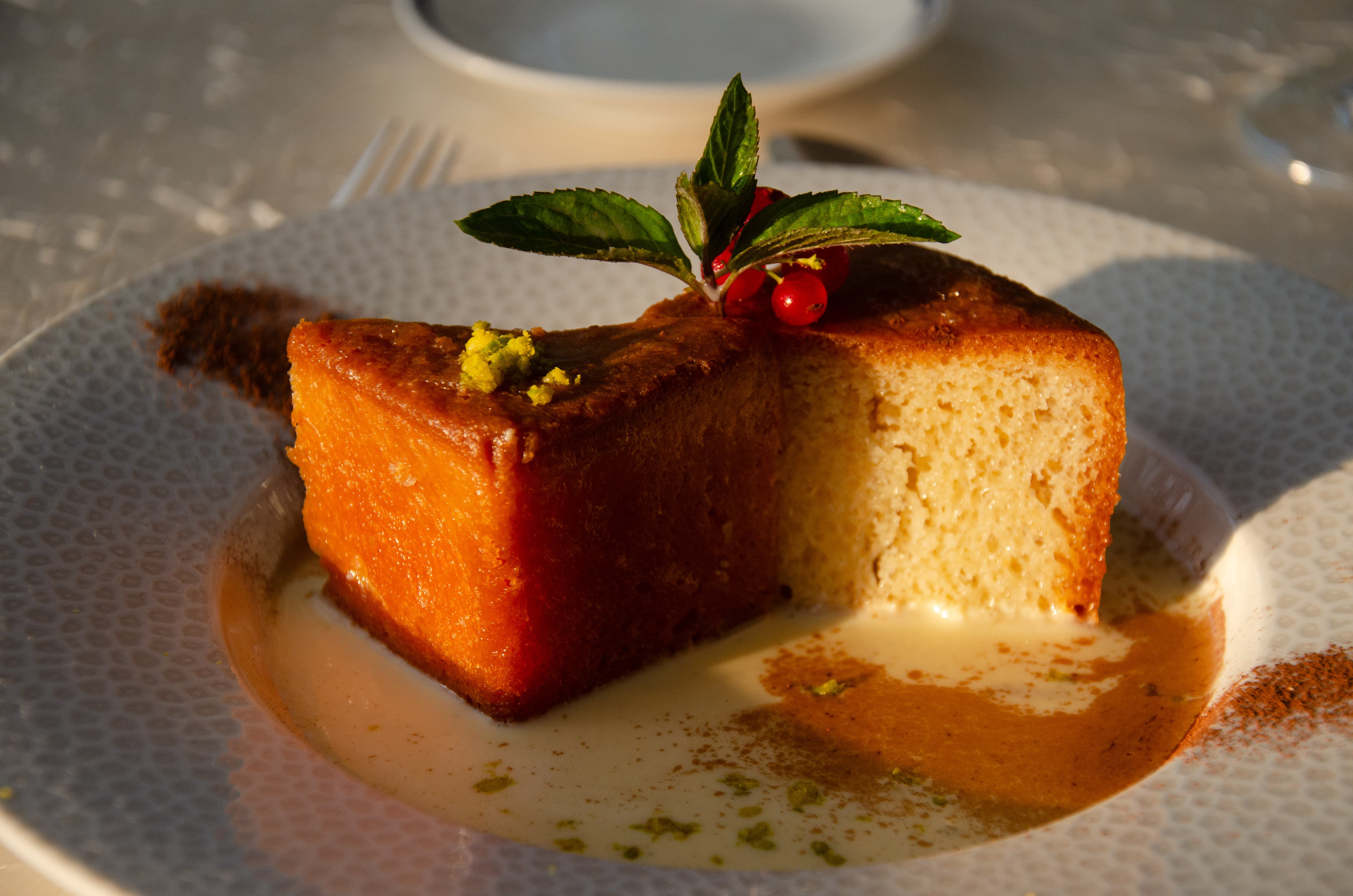 dessert sur un lit de crème anglaise