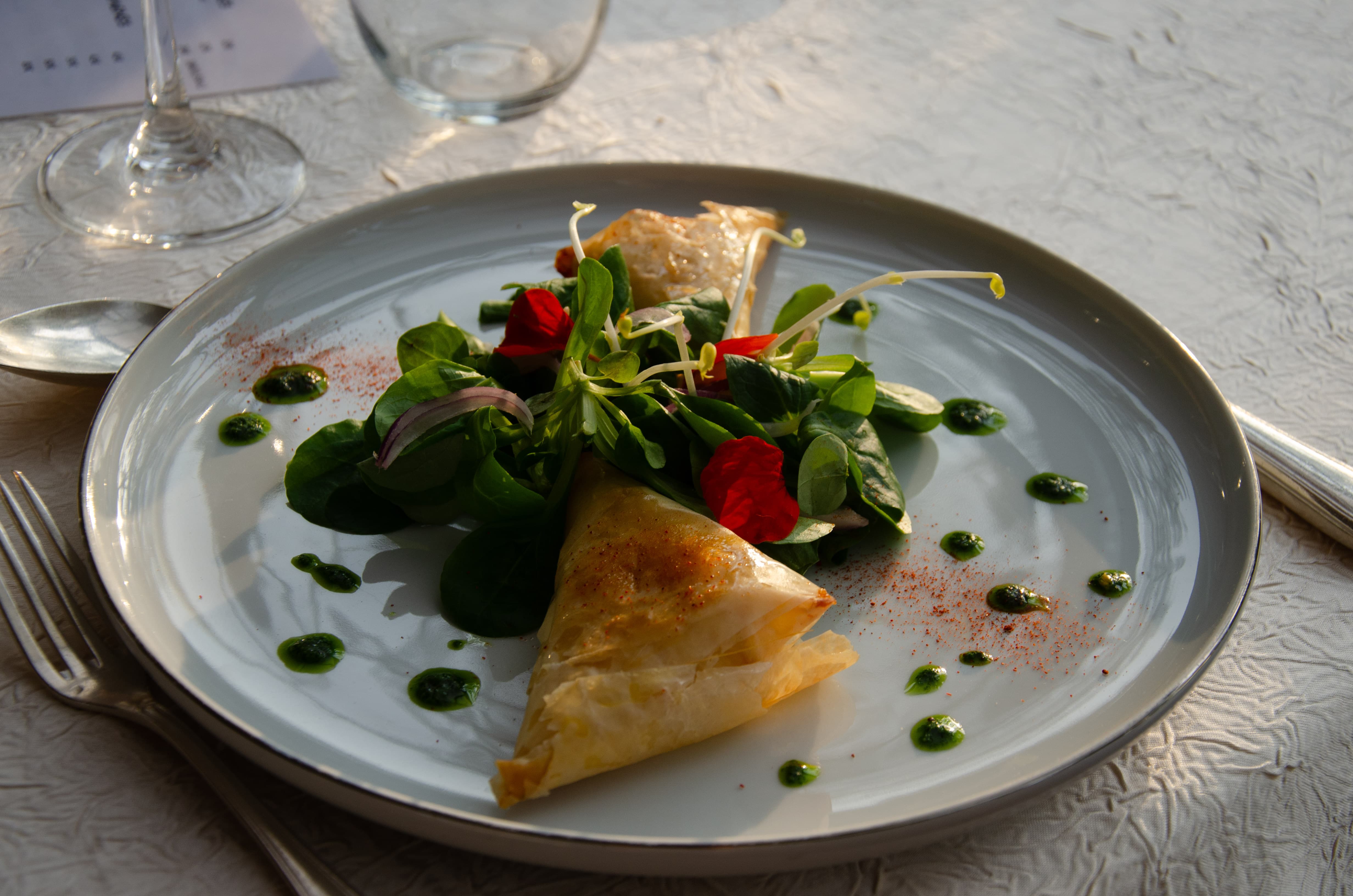 samoussa et mesclum de salades