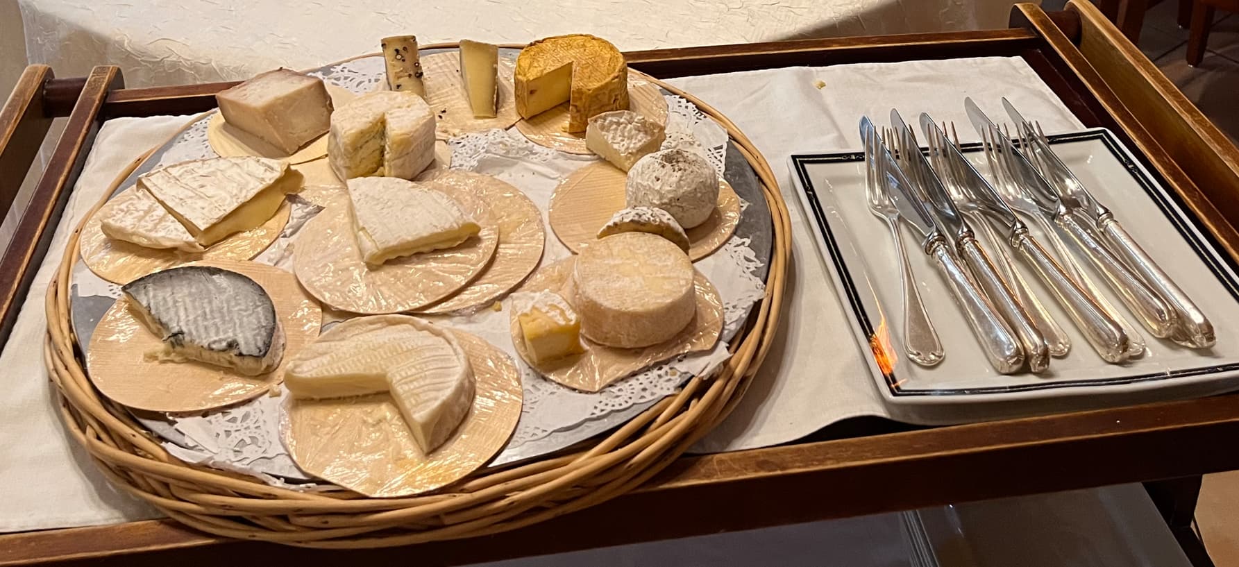 Plateau de nombreux fromages de qualité
