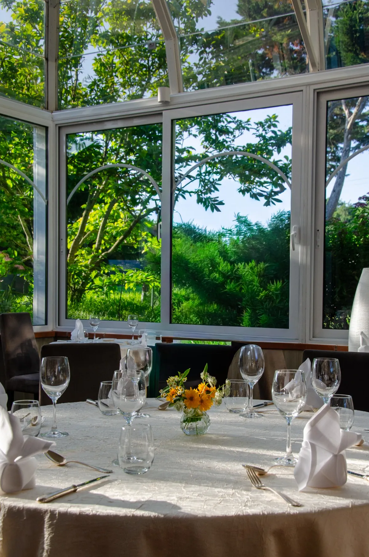 Vue extérieure de la véranda du restaurant Le Chai de Fages