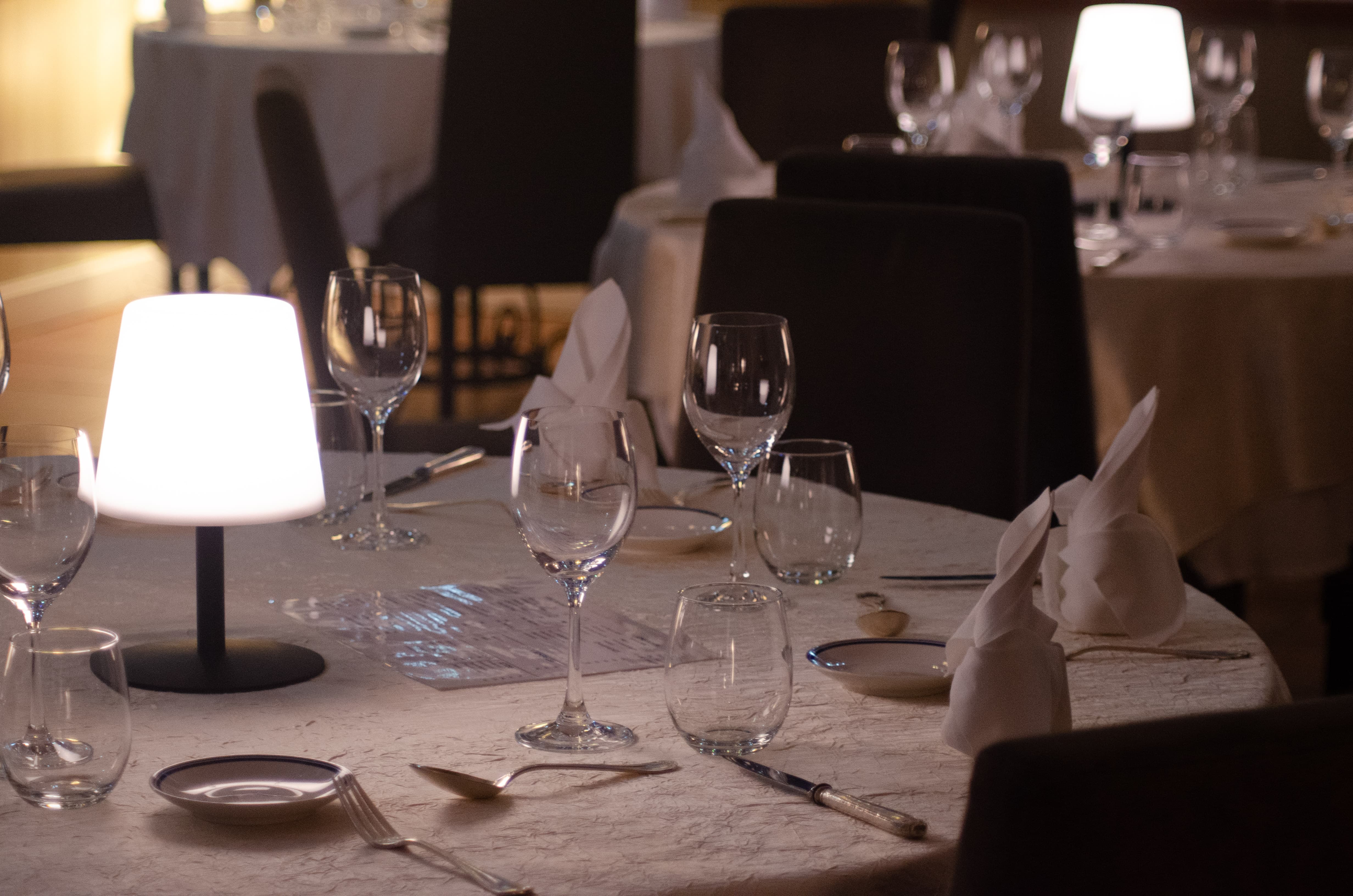 Table dressée au Chai de Fages dans une ambiance de soirée