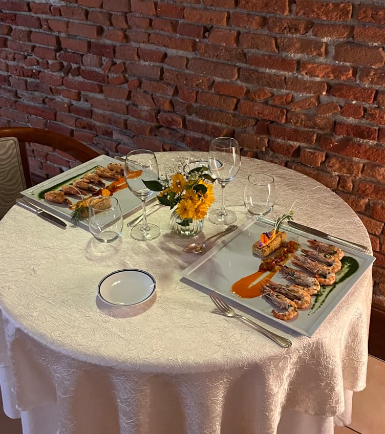 table dressée avec deux assiettes de gambas
